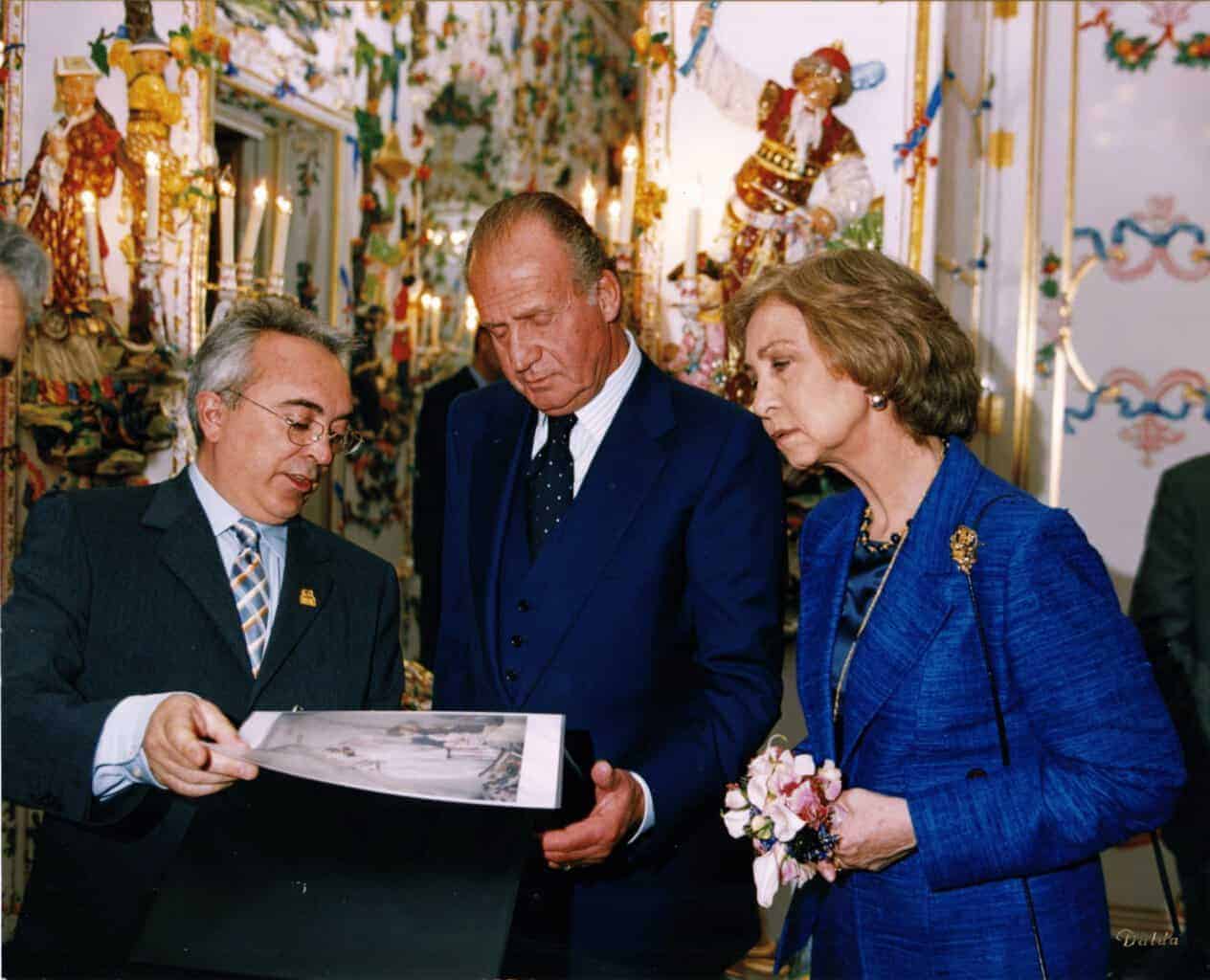 Eduardo Benavente, fundador de El Barco, presentando una memoria de proyectos de restauración a los Reyes Eméritos de España