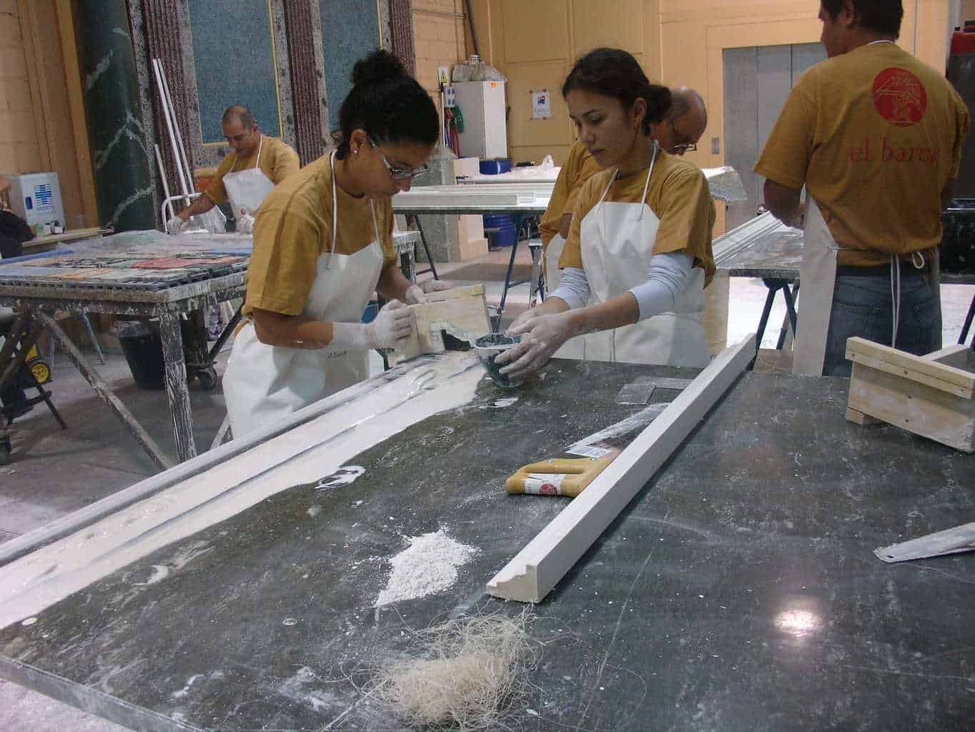 Revisión de encajes y testas en piezas lineales de escayola antes de montaje