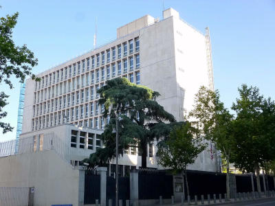 fotos de la fachada de la embajada de estados unidos en Madrid