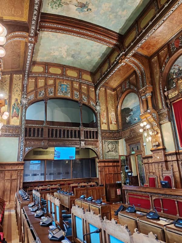 Restauración de las sillas históricas de la Sala Argüelles y de los escaños de la Sala Constitución del Palacio de la Junta General del Principado de Asturias
