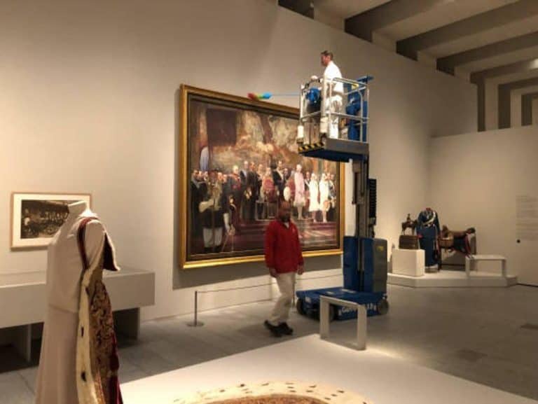 Limpieza en altura del marco de una pintura – Exposición temporal Victoria Eugenia | Galería de las Colecciones Reales