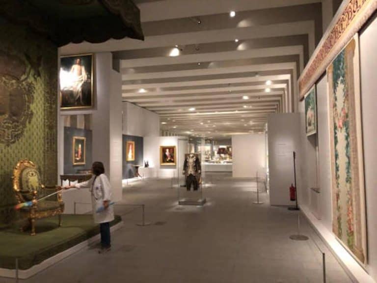 Servicio de conservación preventiva de los bienes en exhibición en la Galería de las Colecciones Reales