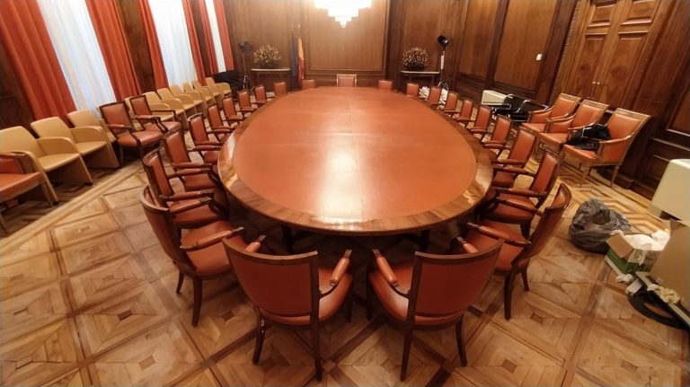 Restauración de una mesa de reuniones ovalada sita en la segunda planta del edificio de Ampliación IV, para la Secretaría General del Congreso de los Diputados