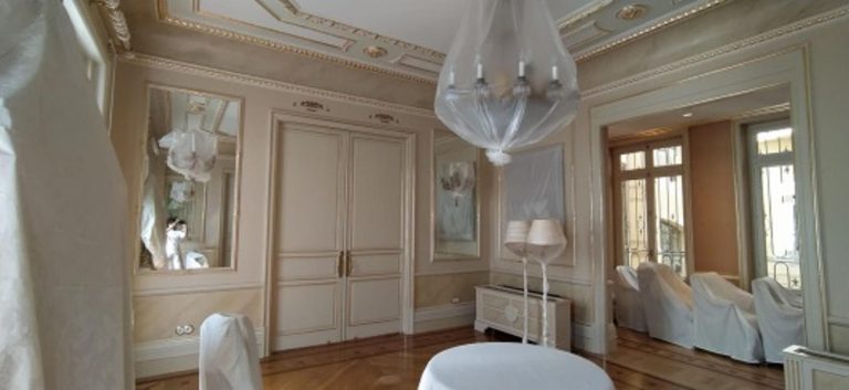 Restauración de dorados de decoraciones y trabajos de reducción de crujido en tarimas de una residencia de la Calle Montalbán (Madrid)