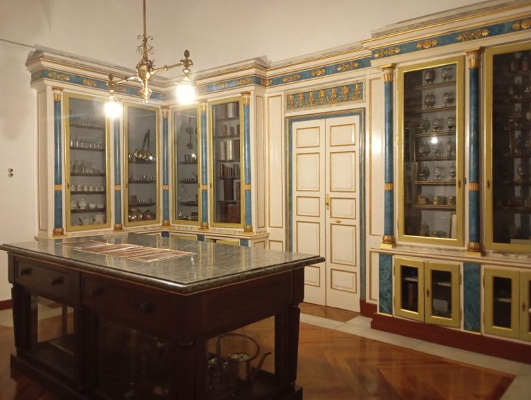 Recuperación de la decoración original de una sala de la botica del Palacio Real de Madrid