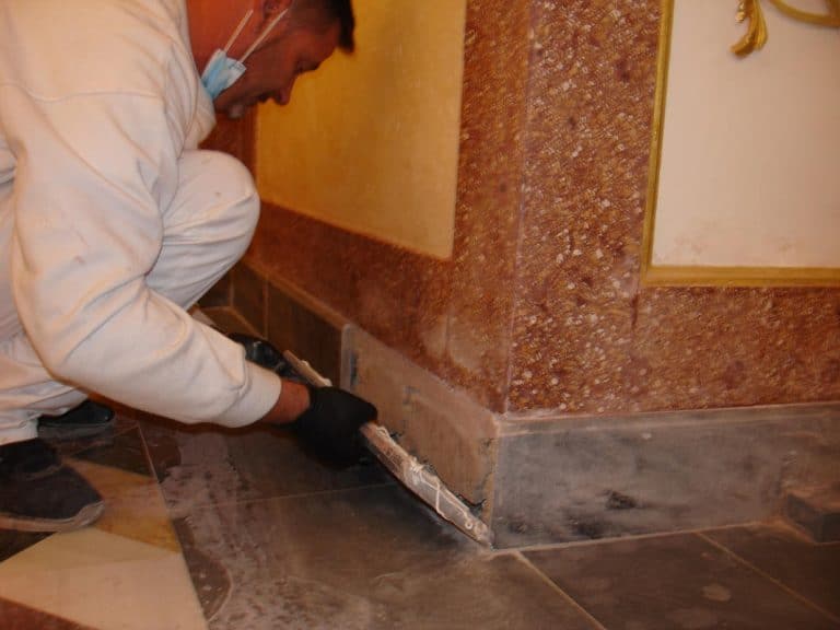 Sala de Europa y Asia, Palacio Real de La Granja de San Ildefonso (Segovia) — Colocación de pieza de rodapié, fase de intervención | El Barco