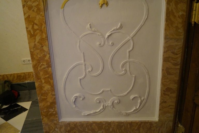 Sala de la Justicia y la Verdad, Palacio Real de La Granja de San Ildefonso (Segovia) — Colocación de pieza para reintegración volumétrica, fase de intervención | El Barco