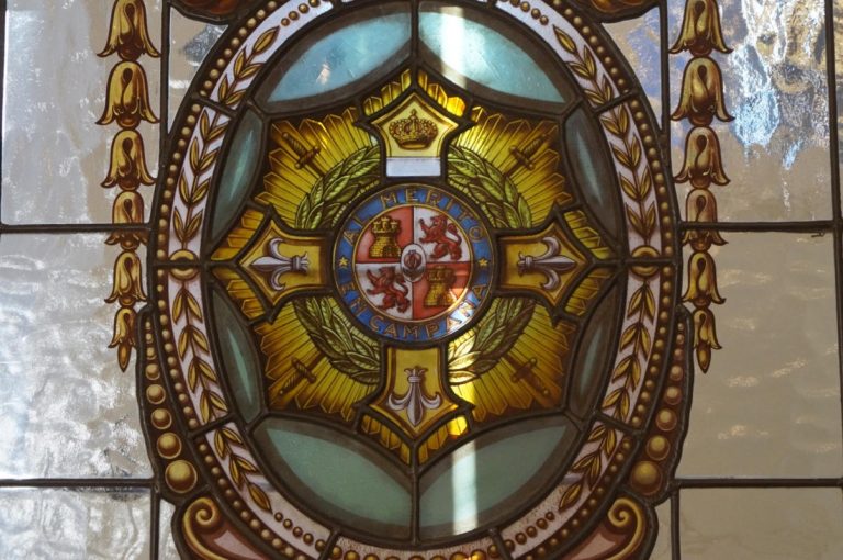 Restauración de las vidrieras de la Cruz al Mérito en Campaña y la del Premio de la Constitución Militar, para el Estado Mayor del Ejército