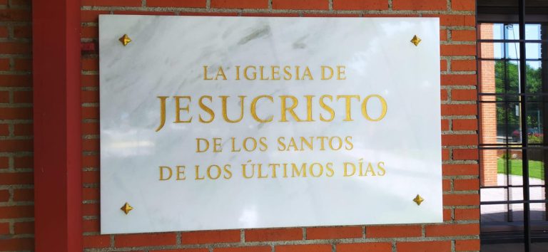Restauración de cartel dorado del templo de la Iglesia de Jesucristo de los Santos de los Últimos Días