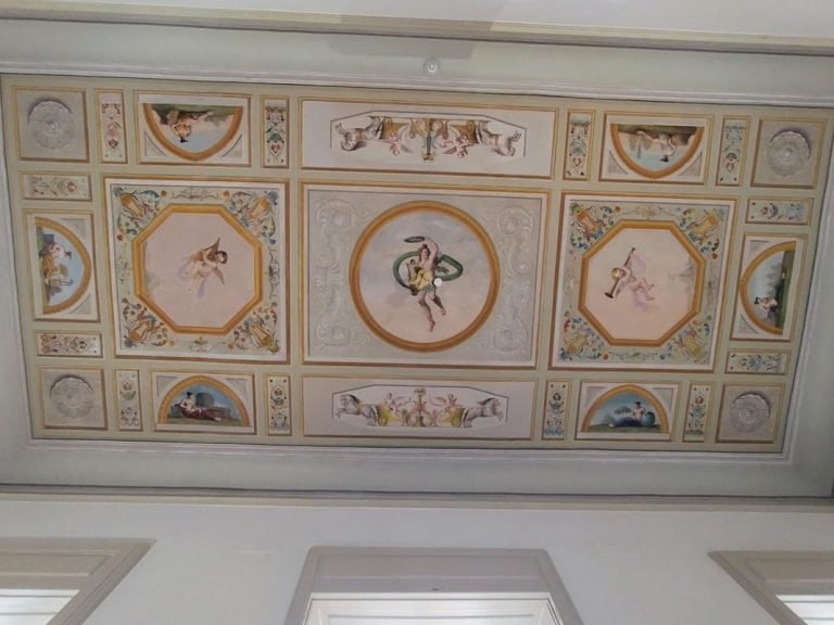 Restauración de pintura de techo y cornisas de la habitación nº 11 y la bóveda del baño, del Palacio Real de El Pardo, para Patrimonio Nacional