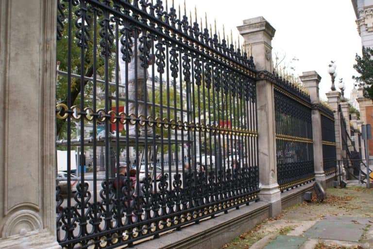 Restauración de pilares y reja de la verja perimetral sur del acuartelamiento de Palacio de Buenavista, para el Estado Mayor del Ejército