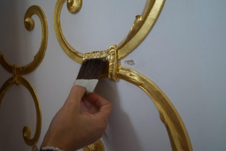 Sala de Europa y Asia, Palacio Real de La Granja de San Ildefonso (Segovia) — Recuperación de decoraciones doradas, aplicación de oro fino | El Barco