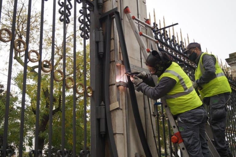 Soldadura de tirantes frontales en reja/puerta — Trabajo en campo | El Barco