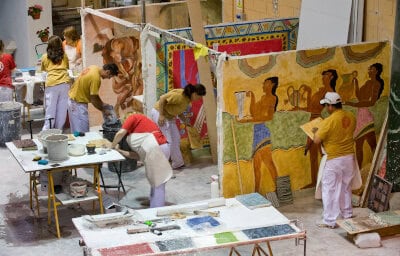 Técnicos restaurando murales artísticos en El Barco®.