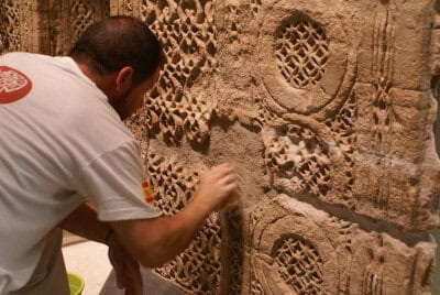 Restauración de detalles en muro histórico con técnicas tradicionales.