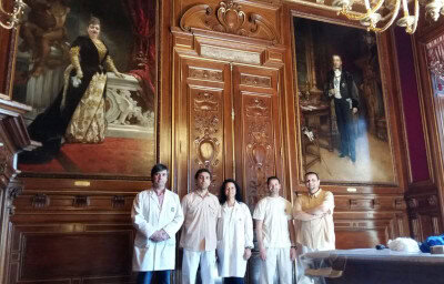 Equipo de restauradores en proceso de conservación de mobiliario antiguo.