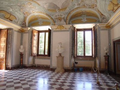 Salón histórico con ventanas y decoración artística en El Barco®.