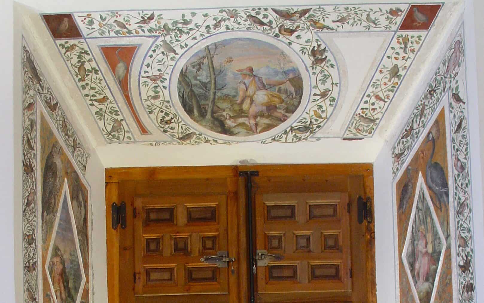 Detalles de restauración en techos y paredes con arte y conservación patrimonial.