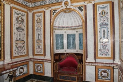 Detalle de la decoración barroca en un salón restaurado por El Barco.